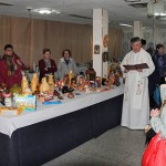 191130rastrillomanosunidas El sacerdote ofició una oración antes de abrir las puertas del rastrillo.