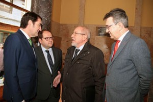 200124cambioclimatico El consejero conversa con José Valín, el alcalde de La Bañeza y Juan Martínez Majo.