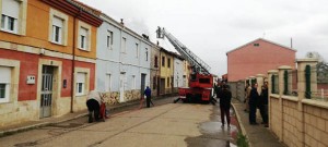 200331incendiovillazala Momento en el que los Bomberos de León realizan las tareas.