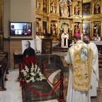 201122misadonangel Momento de oración ante el lugar donde reposan los restos del Venerable Don Ángel.