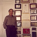 210221odonalonso En su domicilio madrileño el maestro Odón Alonso junto a algunas de sus numerosas distinciones. Archivo personal de Odón Alonso y Gloria Franco.