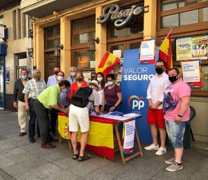 210612ppfirmas La mesa fue instalada en la calle Del Reloj.
