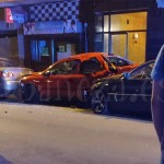 210728accidente El turismo negro impactó contra los otros dos vehículos estacionados.