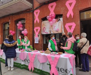211016aeccrosamesa La mesa en la calle Del Reloj es una de las citas tradicionales.