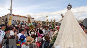 220515virgencastro1 La Virgen del Rosario recibe a la del Castro a su regreso al pueblo.