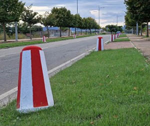 220930pintadobolardos Las actuaciones en la avenida de Portugal comenzaron con el repintado de los bolardos.